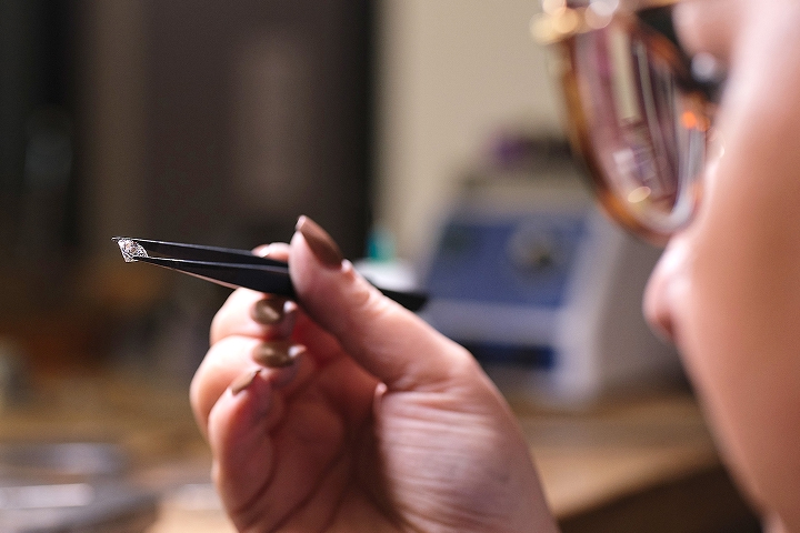 Can a jeweler tell a diamond is lab grown?