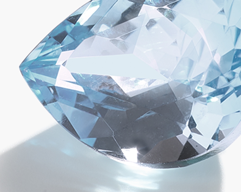loose aquamarine gemstone